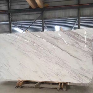 Volakas valkoiset marmorilaatat.