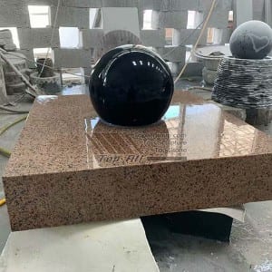 Base quadrata marrone con fontana a sfera in pietra nera TASBF-006