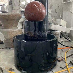 Bola merah dengan air mancur granit dasar hitam TASBF-005